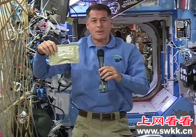 感恩节之际 美国宇航员照样吃火鸡