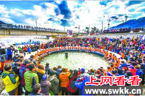 韩国寒冬天举行徒手捕捞鳟鱼活动