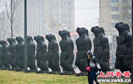 长春街头现巨猿铜像 竟花了3600万打造而成