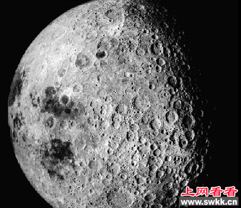 月球
