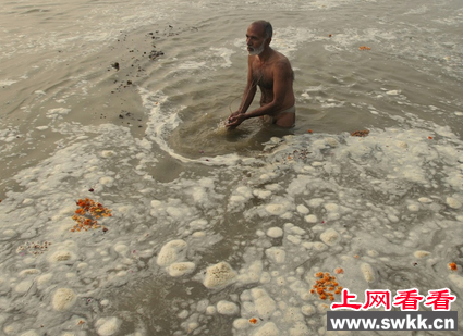 印度恒河浮尸