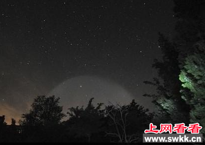 夜晚空中惊现ufo