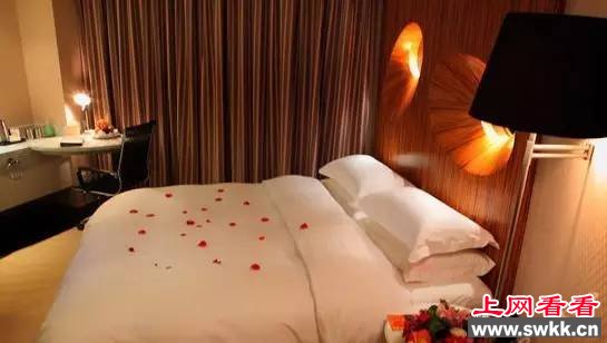 为什么酒店要放4个枕头