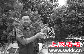 四只八哥鸟合力拆鸟笼救同伴