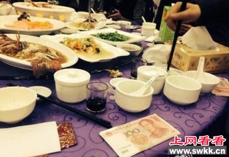 土豪婚宴百元大钞上桌
