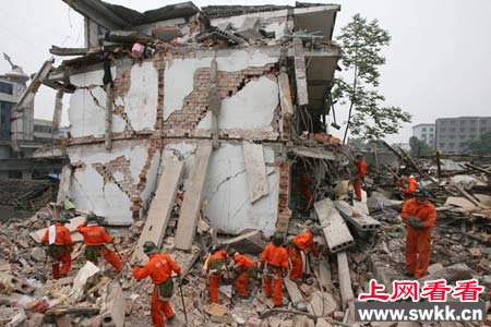 四川汶川地震感人事迹