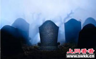 摸着路边的石头