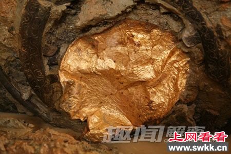 主棺上出土的金箔饰品。