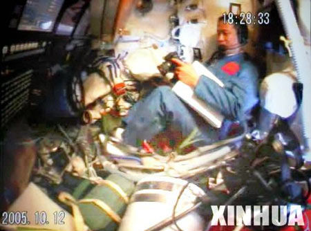 10月12日18时29分，独自留在返回舱里的航天员聂海胜观看刚刚用数码相机拍摄的照片