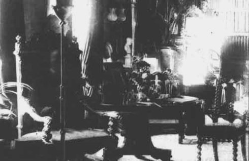 西方最有名的十张灵异照片:旋转楼梯上神秘脚步声