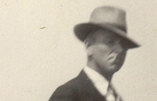 1939年元旦，在美国某处拍摄到的一个身份不明的男子背后，有一个不明物体。