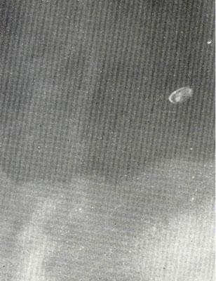 这张不明飞行物照片是1965年在澳大利亚阿德莱德市拍摄的。有人看到它在空中盘旋了约20分钟，然后向东快速飞去。