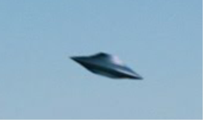 圖片：放大以後，UFO的形狀非常清晰 