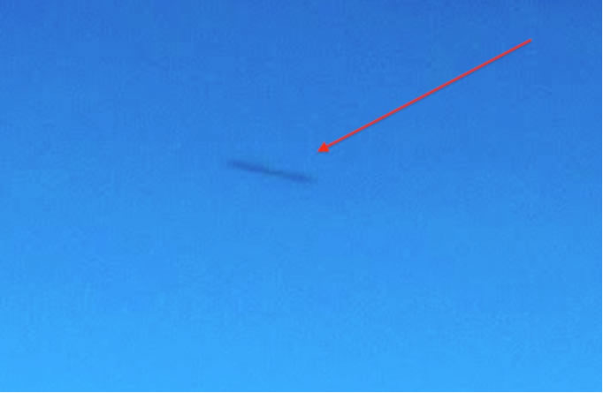 圖片：UFO左上方的雪茄型UFO 